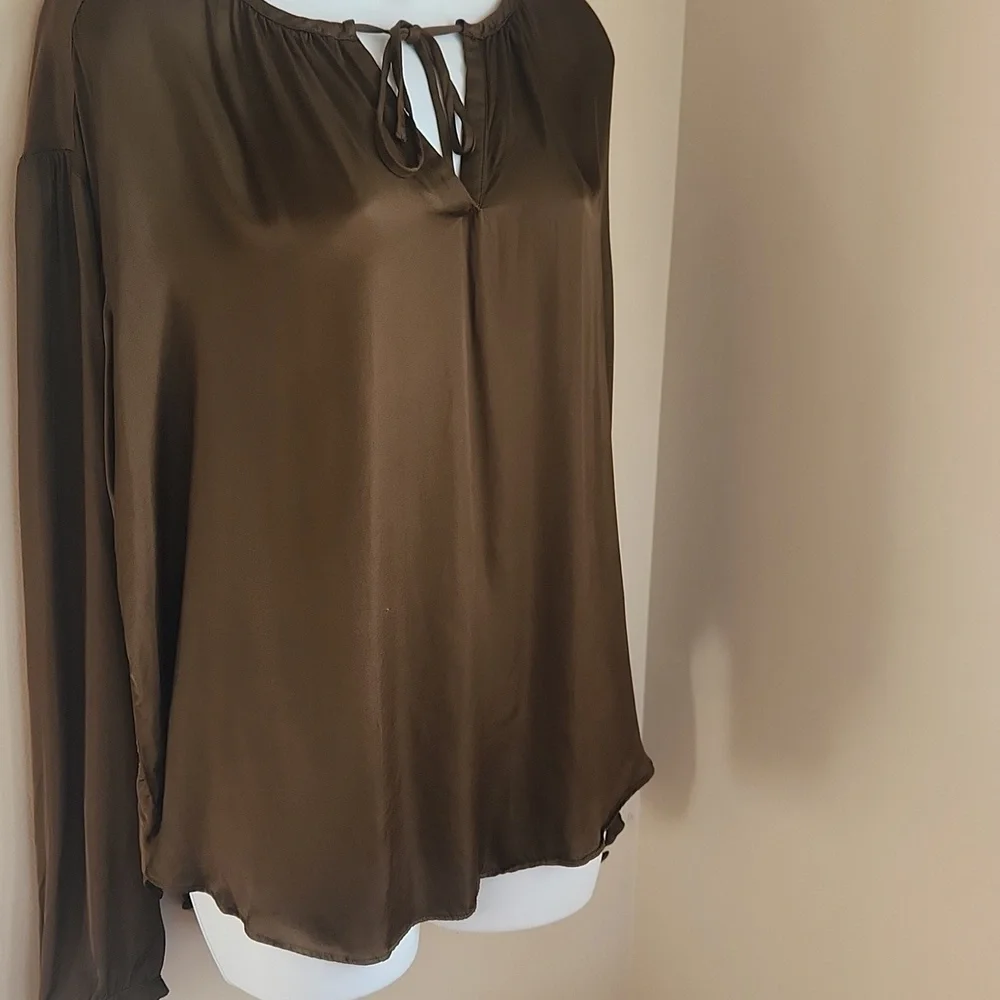 Chelsea & Theodore Olive Green Silky Boho Top. Size M